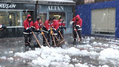 Erzincan’ da akşam saatlerinde başlayan sabah saatlerinde hızını artıran kar