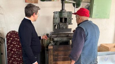 Kemaliye Kaymakamı Emirhan Arıkan, Kemaliye’nin köklü zanaat geleneklerini yaşatan ustalardan