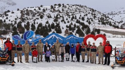 Erzincan İl Jandarma Komutanlığı tarafından düzenlenen anlamlı etkinlikte, aziz şehitlerin