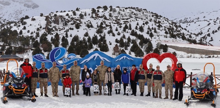 Erzincan İl Jandarma Komutanlığı tarafından düzenlenen anlamlı etkinlikte, aziz şehitlerin