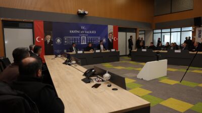 Erzincan’da etkili olan yoğun kar yağışı nedeniyle karla mücadele çalışmaları