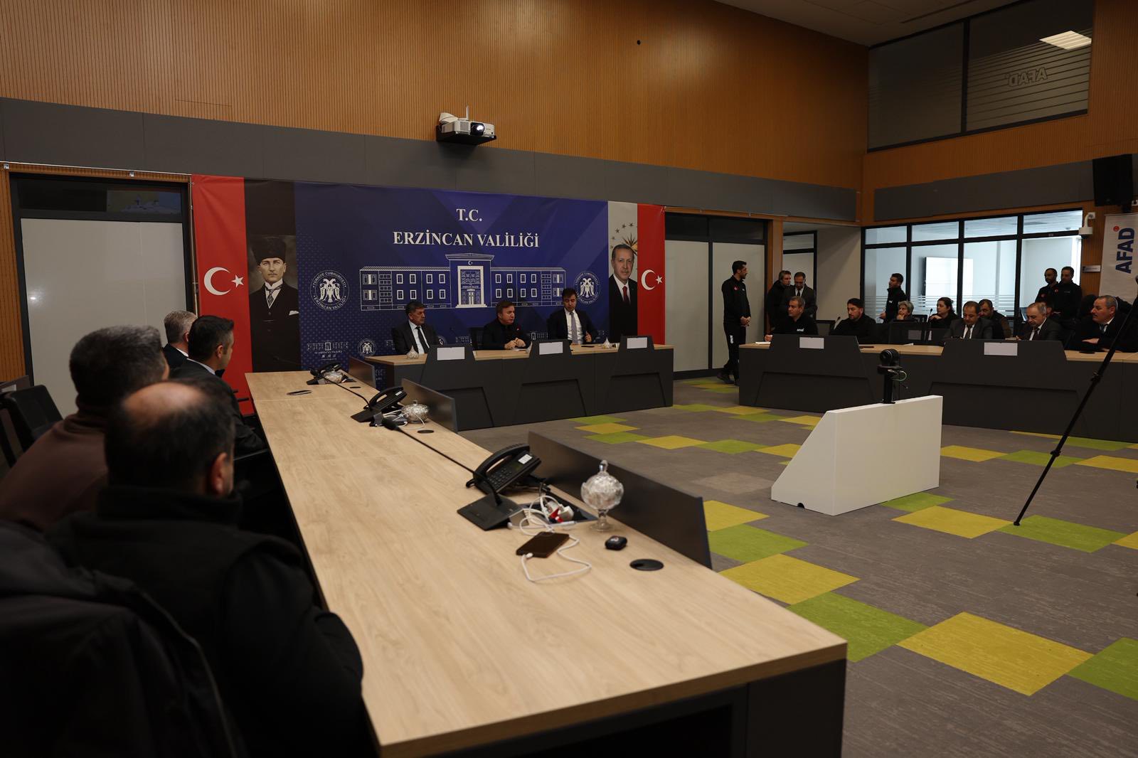 Erzincan’da etkili olan yoğun kar yağışı nedeniyle karla mücadele çalışmaları