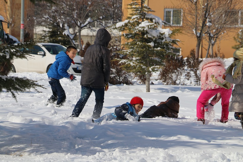 Erzincan’da dün gece itibarıyla etkisini artıran kar yağışı ve soğuk