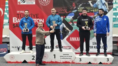 Sincan Spor Kompleksi’nde düzenlenen Gençler Badminton Türkiye Şampiyonası’nda Erzincanlı sporcular