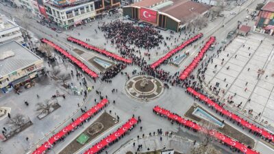 Erzincan’da düzenlenen “İstiklal Bayrakla, İstikbal Maarifte” Temalı Bayrak Yürüyüşü programında