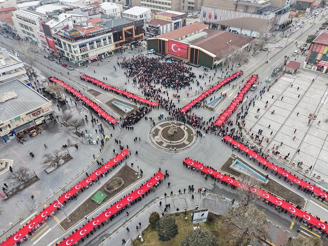 Erzincan’da düzenlenen “İstiklal Bayrakla, İstikbal Maarifte” Temalı Bayrak Yürüyüşü programında