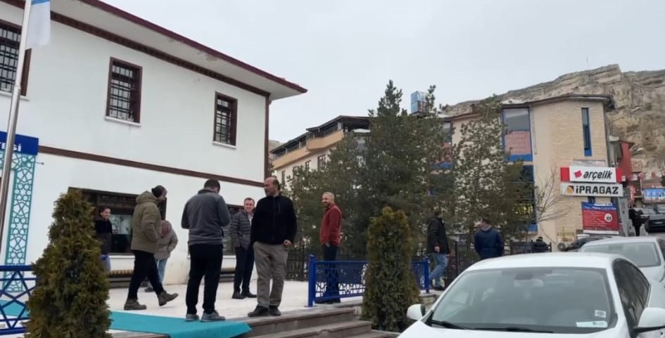 Erzincan Kemah ilçesinde saat 14.19 da 4.9 şiddetinde deprem oldu.