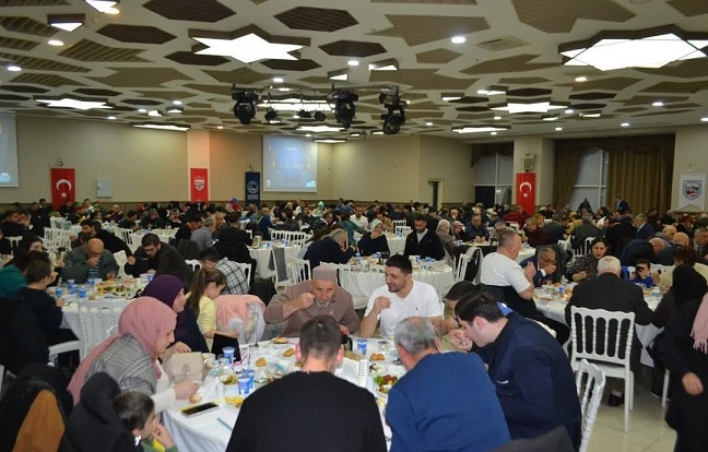 Üsküdar Belediye Başkanı Sinem Dedetaş öncülüğünde Erzincanlılar aynı sofrada buluşmanın