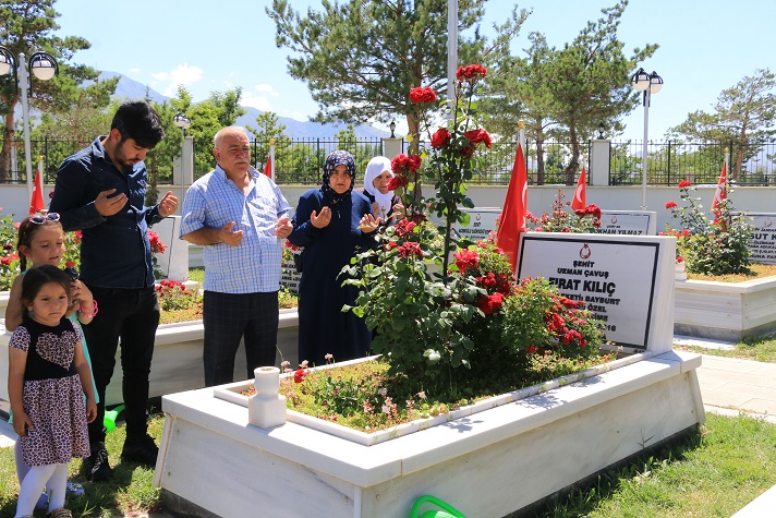 Ramazan Bayramı arifesinde Garnizon Şehitliği, sabahın erken saatlerinden itibaren şehit