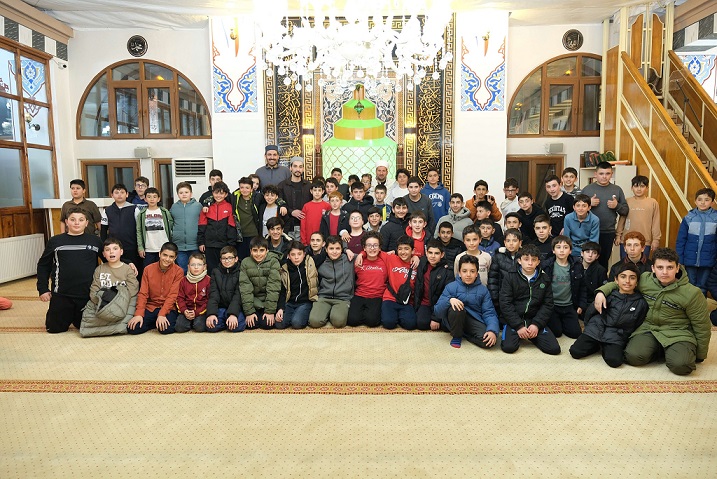 Erzincan'da öğrenciler, Ramazan ayının manevi atmosferini camilerde düzenlenen teravih buluşmalarıyla