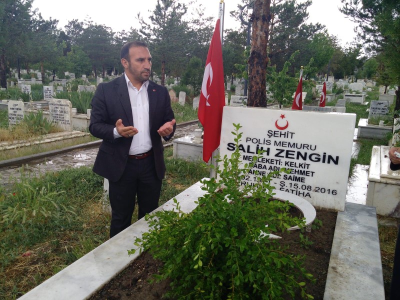 Şehit aileleri, bu yıl Ramazan Bayramı’nda da geleneklerini bozmayarak şehitliklere