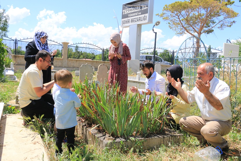 Ramazan Bayramının arifesinde yüzlerce vatandaş, yakınlarının kabirlerini ziyaret ederek dua