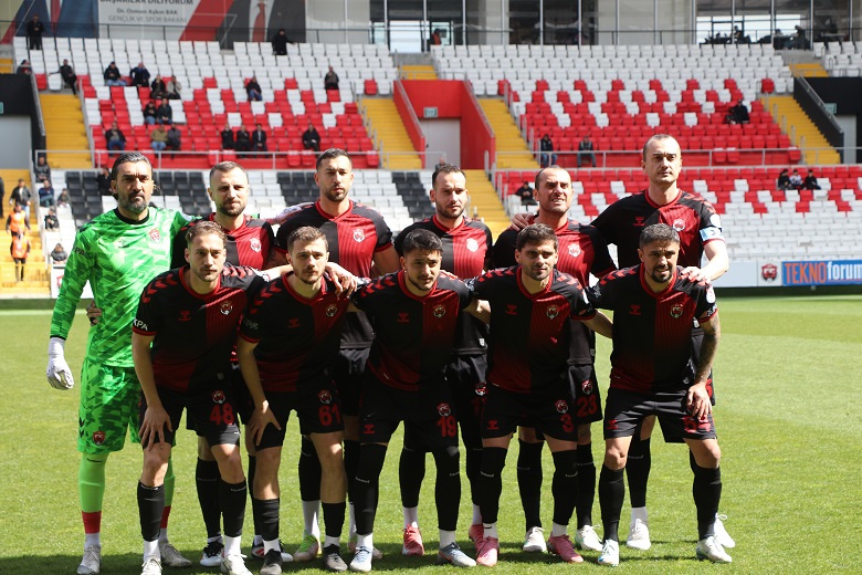 TFF 2. Lig Beyaz Grup 31. hafta mücadelesinde 24Erzincanspor, sahasında
