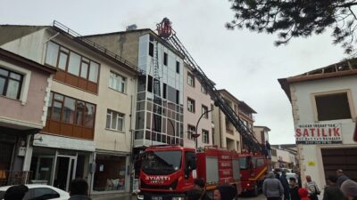 Erzincan’ın Refahiye ilçesinde bulunan tarihi Kuşoğlu Lokantası’nda çıkan baca yangını,