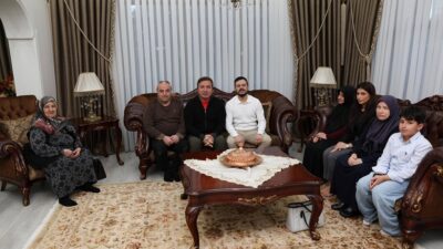 Erzincan Valisi Hamza Aydoğdu, evlerinde ziyaret ettiği şehit ailelerini Ramazan