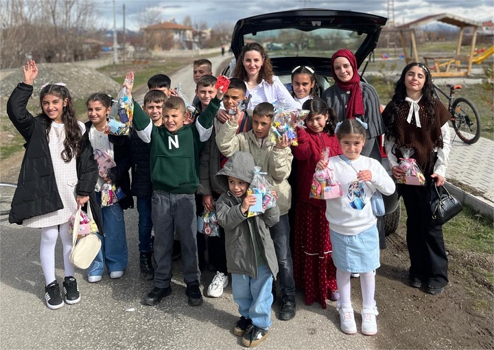 Umutlu Yarınlar Derneği Başkanı Büşranur Yayla ve gönüllü ekibi, bayramda