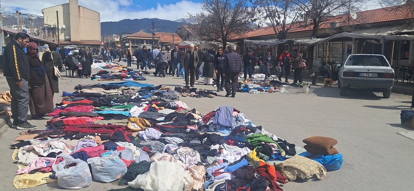 Erzincan’da her Pazartesi günleri Buğday Meydanı içerisinde kurulan bit pazarında
