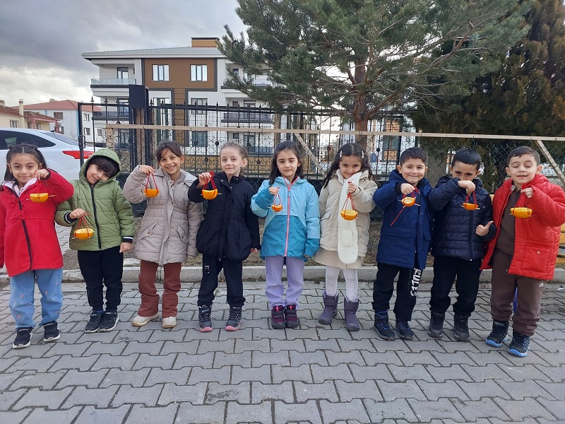 Demirkent TOKİ İlkokulu anasınıfı öğrencileri, çevre bilinci ile uluslararası dostluğu