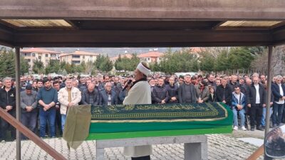 Erzincan Belediyesi Demirkent yerleşkesi Şehitler Caddesi üzerinde çöp toplayan aracın