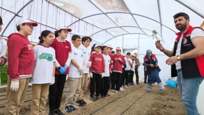 Erzincan’da minik öğrenciler, “Okuldaki Çiftlik” projesiyle toprağa dokundu.