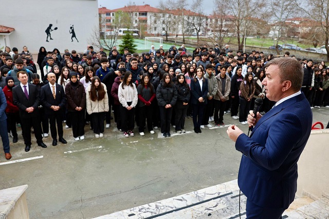 Okul ziyaretleri kapsamında Mustafa Doğan Anadolu Lisesi’ni ziyaret eden Erzincan