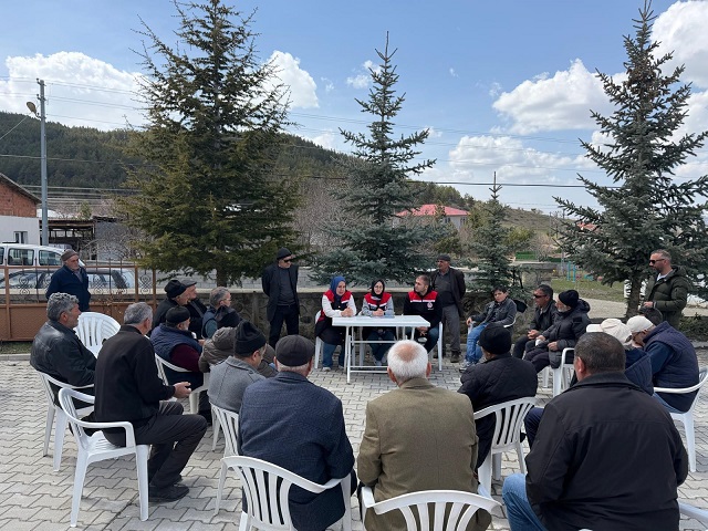 Refahiye İlçe Tarım ve Orman Müdürlüğü ekipleri, Yurtbaşı Köyü’nde üreticilerle