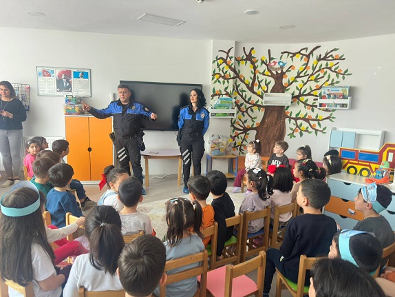 Erzincan İl Emniyet Müdürlüğü, ilkokul ve anaokulu öğrencileriyle bir araya