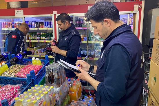 Erzincan Belediyesi Zabıta Müdürlüğü ekipleri, vatandaşların sağlıklı ve güvenilir ürünlere