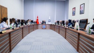 Erzincan Binali Yıldırım Üniversitesi Rektörü Prof. Dr. Akın Levent, öğrenci