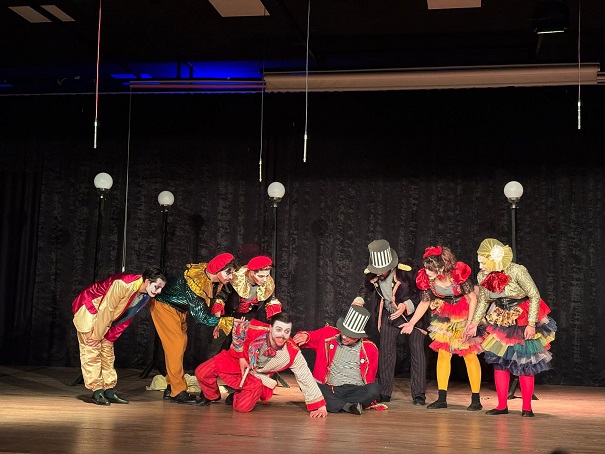 Tek perde olarak sahnelenen ve 16 yaş üzeri izleyicilere hitap