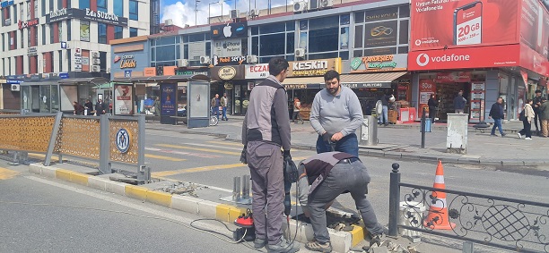 Trafiğin yoğun olduğu ana arterler üzerindeki kısa mesafeli yaya geçitleri,