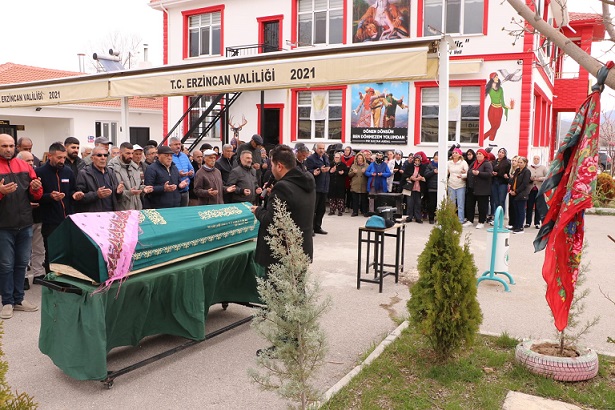 Yaklaşık bir yıl önce çalışmak için gittiği Adana'da 8 yerinden