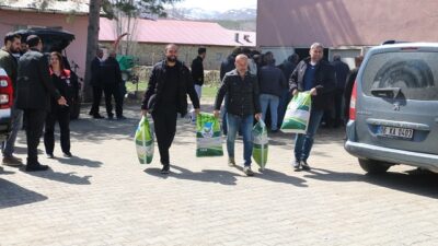 Erzincan’ın Çayırlı ilçesinde 133 çiftçiye 10.000 kg yonca tohumu dağıtıldı.