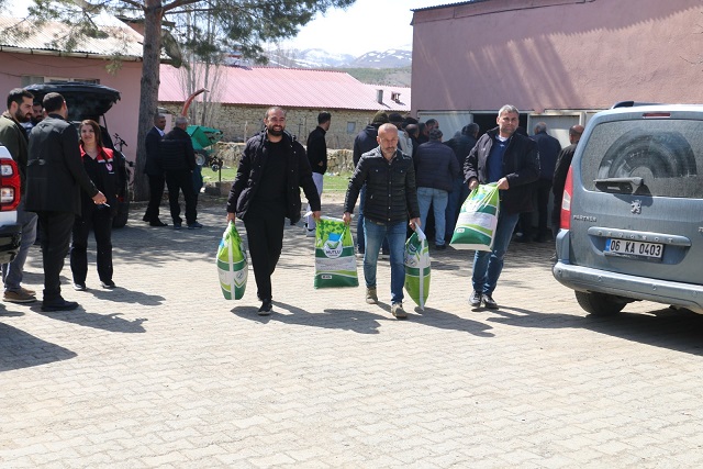 Erzincan’ın Çayırlı ilçesinde 133 çiftçiye 10.000 kg yonca tohumu dağıtıldı.