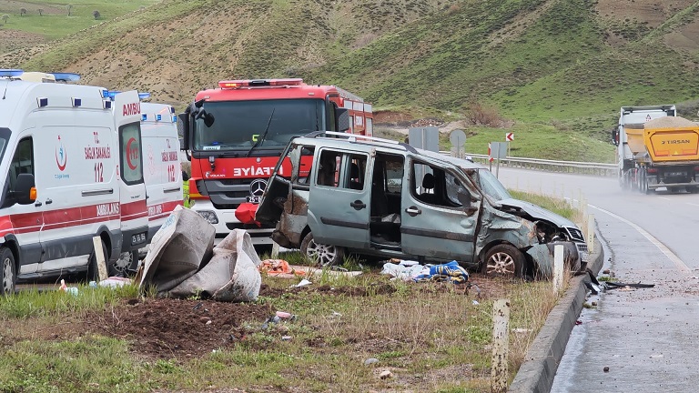 Edinilen bilgilere göre, Erzincan-Erzurum karayolu Tepebaşı mevkiinde seyir halindeki hafif