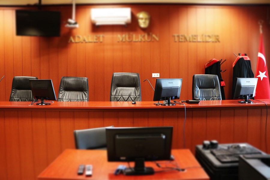 Erzincan Adliyesi’nde görevli mübaşir A.T.’nin zimmet suçlaması kapsamında tutuklandığı öğrenildi.