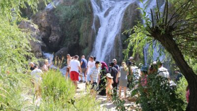 Erzincan’ın Çağlayan beldesinde bulunan Girlevik Şelalesi, Kurban Bayramı tatilinde ziyaretçi