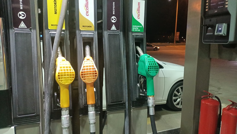 Brent petrol fiyatlarındaki gerilemenin ardından benzinde beklenen indirim uygulamaya alındı.