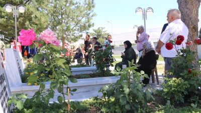 Kurban Bayramı arifesinde Erzincan’da vatandaşlar mezarlıklara ve şehitliklere akın etti.
