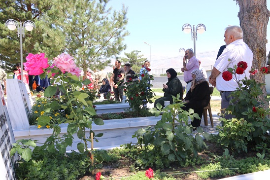 Kurban Bayramı arifesinde Erzincan’da vatandaşlar mezarlıklara ve şehitliklere akın etti.
