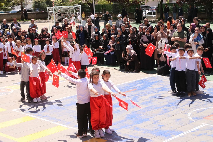 Erzincan’da Kavakyolu Şehit Salih Ay İlkokulu tarafından düzenlenen 19 Mayıs