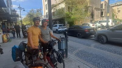 Fransa’dan bisikletleriyle dünya turuna çıkan Camille ve Corantin, yaklaşık 10
