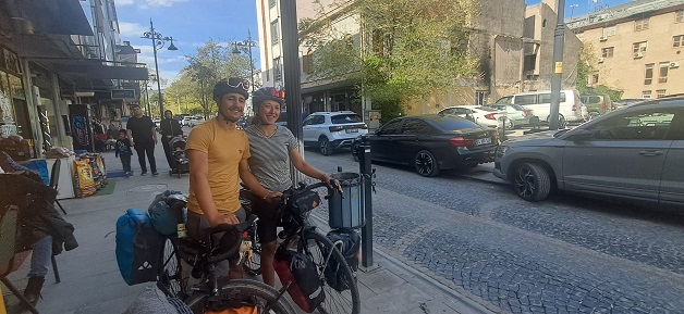 Fransa’dan bisikletleriyle dünya turuna çıkan Camille ve Corantin, yaklaşık 10