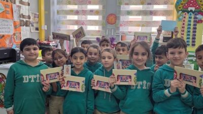 Demirkent TOKİ İlkokulu 2/A sınıfı öğrencilerinden, teknoloji bağımlılığına karşı kitapların