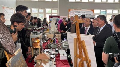 “Maarifin Kalbinde Marifetli Gençlik” anlayışıyla düzenlenen “Kariyer Günleri” etkinliği, Erzincan
