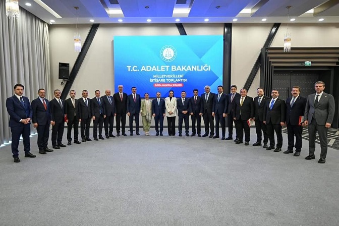 AK Parti Erzincan Milletvekili Süleyman Karaman, milletvekilleriyle birlikte Adalet Bakanı