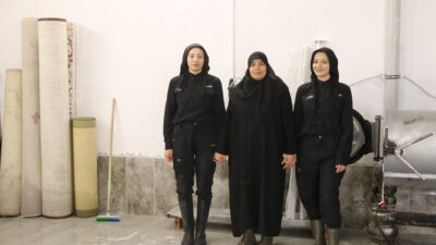 Erzincan'da yaşayan Birsen Kömürcü, iki kızıyla birlikte işlettiği halı yıkama