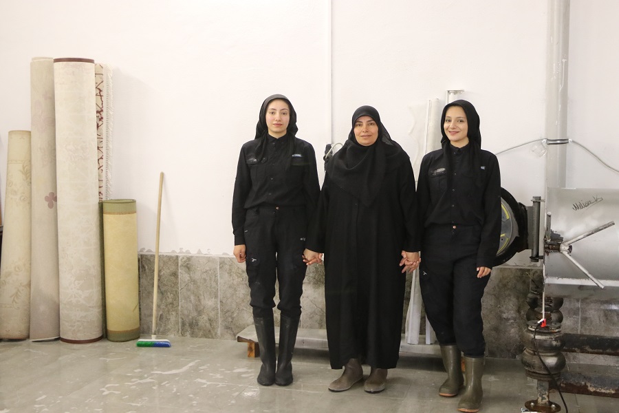 Erzincan'da yaşayan Birsen Kömürcü, iki kızıyla birlikte işlettiği halı yıkama