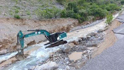 Erzincan’ın Kemaliye ilçesinde etkili olan yoğun yağışlar ve olumsuz hava