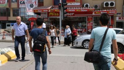 Erzincan’da yayalar kırmızı ışık ihlali yaparak hem kendi canlarını tehlikeye